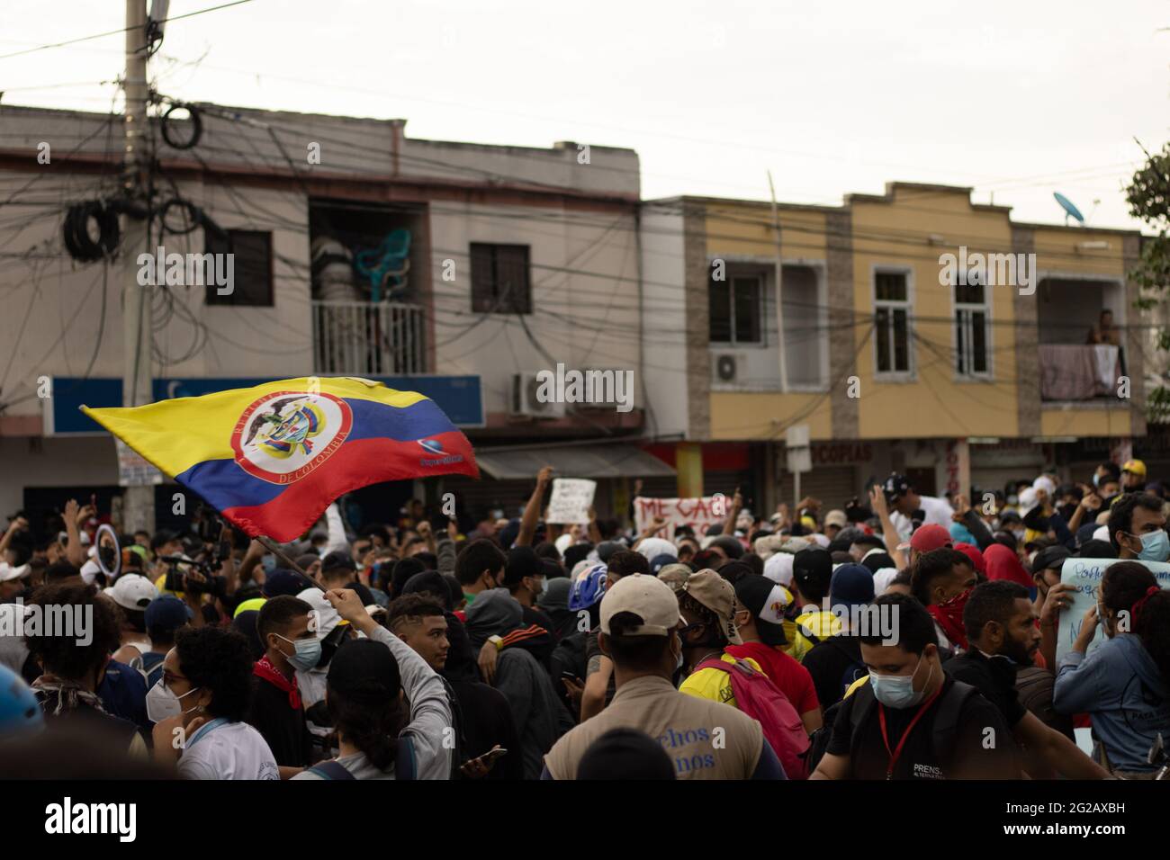 Un drapeau colombien est agité pendant les manifestations tandis que les équipes colombiennes et Argentine ont joué un match qualifiant pour la coupe du monde FIFA Quatar 2022 au stade Metropolitano Roberto Melendez, les manifestations entourant le stade se sont intensifiés pour des affrontements avec la police anti-émeutes de Colombie contre les troubles et la brutalité de la police, à Barranquilla, Colombie le 8 juin 2021. Banque D'Images