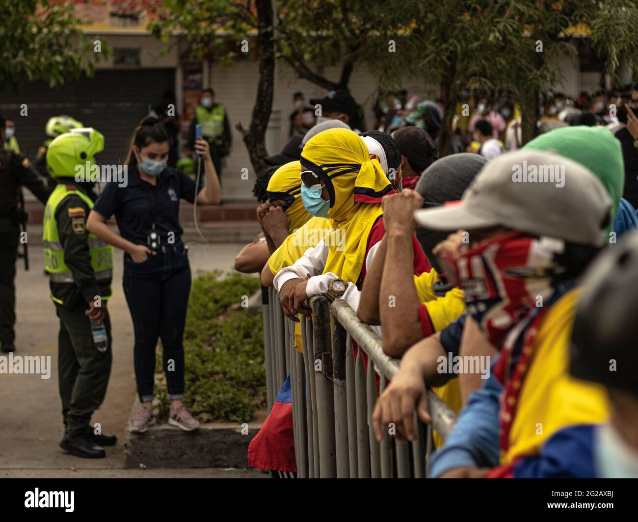 Les manifestants couvrent leur visage avec des maillots de football de l'équipe nationale colombienne tandis que les équipes colombienne et Argentine ont joué un match qualifiant pour la coupe du monde FIFA Quatar 2022 au stade Metropolitano Roberto Melendez, les manifestations entourant le stade se sont intensifiés pour des affrontements avec la police anti-émeutes de Colombie contre des troubles et des brutalités policières, à Barranquilla, Colombie le 8 juin 2021. Banque D'Images