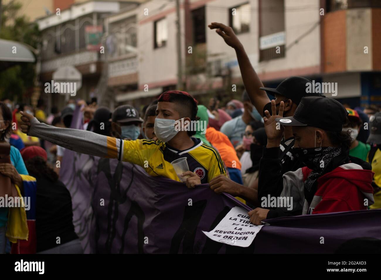 Manifestation des manifestants alors que les équipes colombienne et Argentine jouaient un match qualifiant pour la coupe du monde de Qatar de la FIFA 2022 au stade Metropolitano Roberto Melendez, les manifestations autour du stade se sont intensifiés et se sont heurtées à des affrontements avec la police anti-émeutes de Colombie contre les troubles et les brutalités policières, à Barranquilla, en Colombie, le 8 juin 2021. Banque D'Images