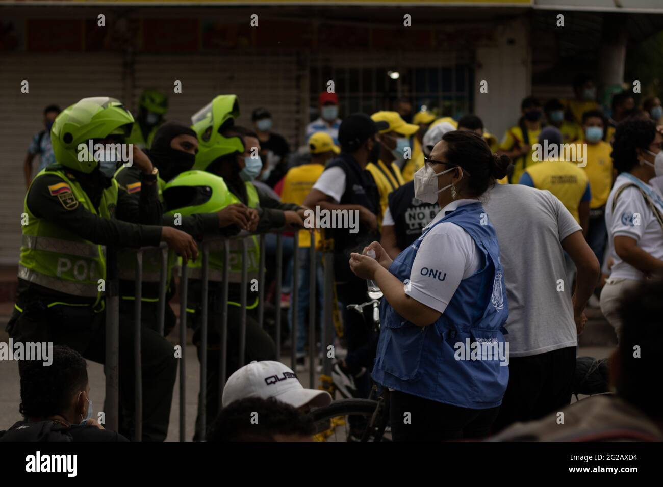 Un membre des Nations Unies regarde les policiers colombiens tandis que les équipes colombienne et Argentine ont joué un match qualifiant pour la coupe du monde de Qatar de la FIFA 2022 au stade Metropolitano Roberto Melendez, les manifestations entourant le stade se sont intensifiés en heurtant des affrontements avec la police anti-émeutes de Colombie contre les troubles et les brutalités policières, À Barranquilla, Colombie, le 8 juin 2021. Banque D'Images