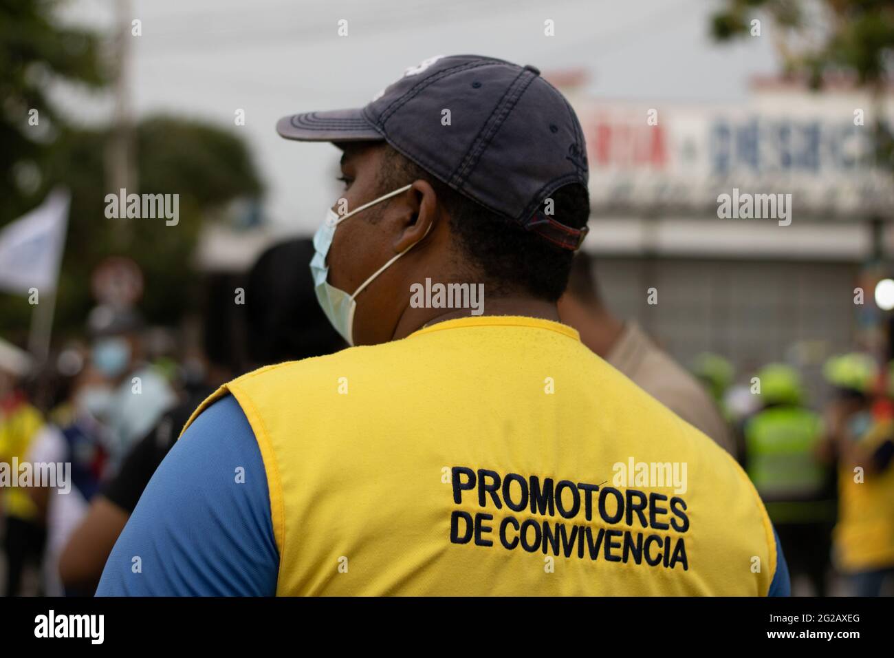 Membre de l'équipe de dialogue les équipes colombienne et Argentine ont joué un match qualifiant pour la coupe du monde FIFA Quatar 2022 au stade Metropolitano Roberto Melendez, les manifestations entourant le stade se sont multipliées par des affrontements avec la police anti-émeutes de Colombie contre les troubles et les brutalités policières, à Barranquilla, en Colombie, le 8 juin. 2021. Banque D'Images