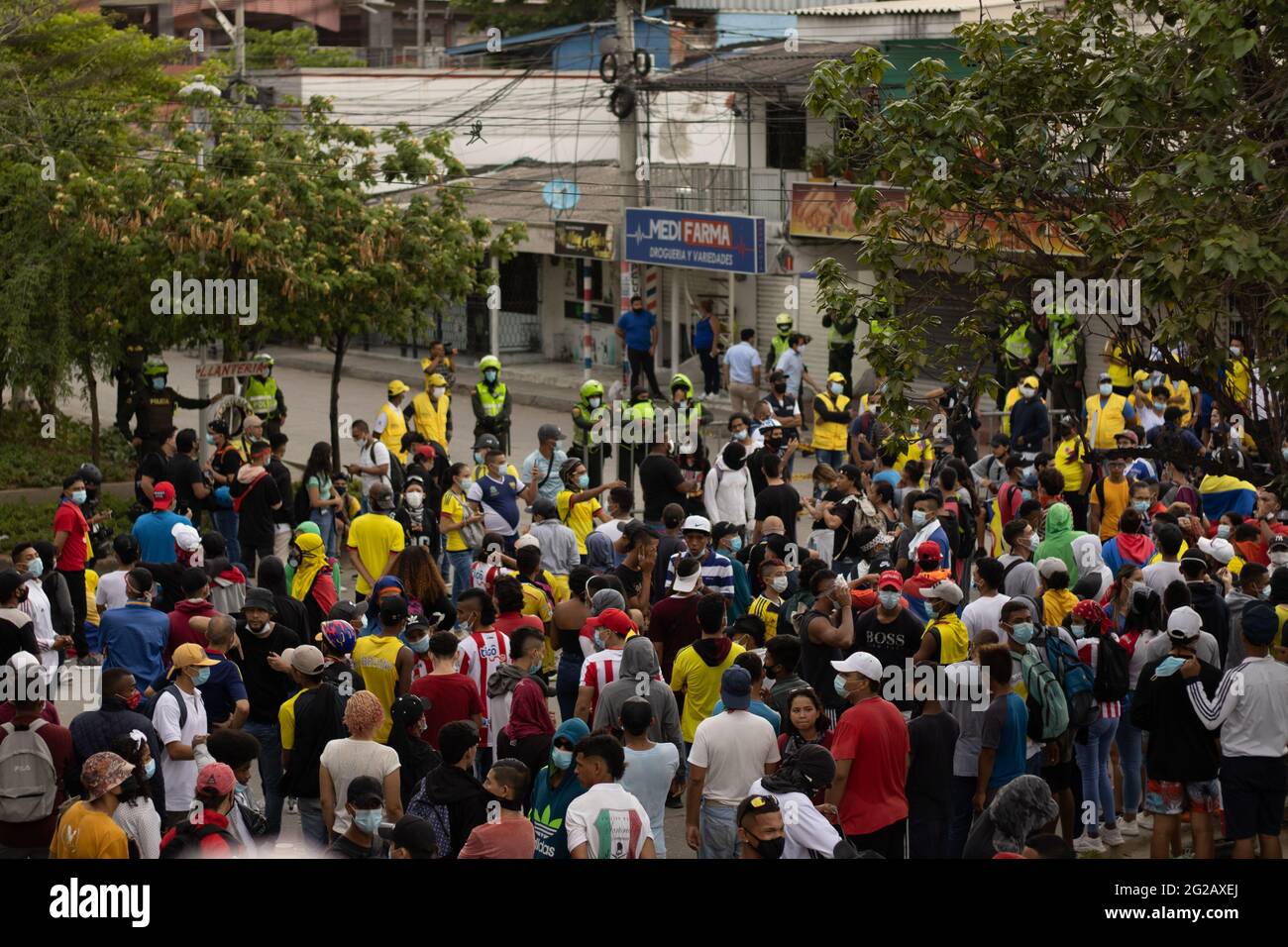 Vue générale des manifestations alors que les équipes colombienne et Argentine jouaient un match de qualification pour la coupe du monde de Qatar de la FIFA 2022 au stade Metropolitano Roberto Melendez, les manifestations entourant le stade se sont intensifiés et ont été heurtées à des affrontements avec la police anti-émeutes de Colombie contre les troubles et les brutalités policières, à Barranquilla, en Colombie, le 8 juin 2021. Banque D'Images