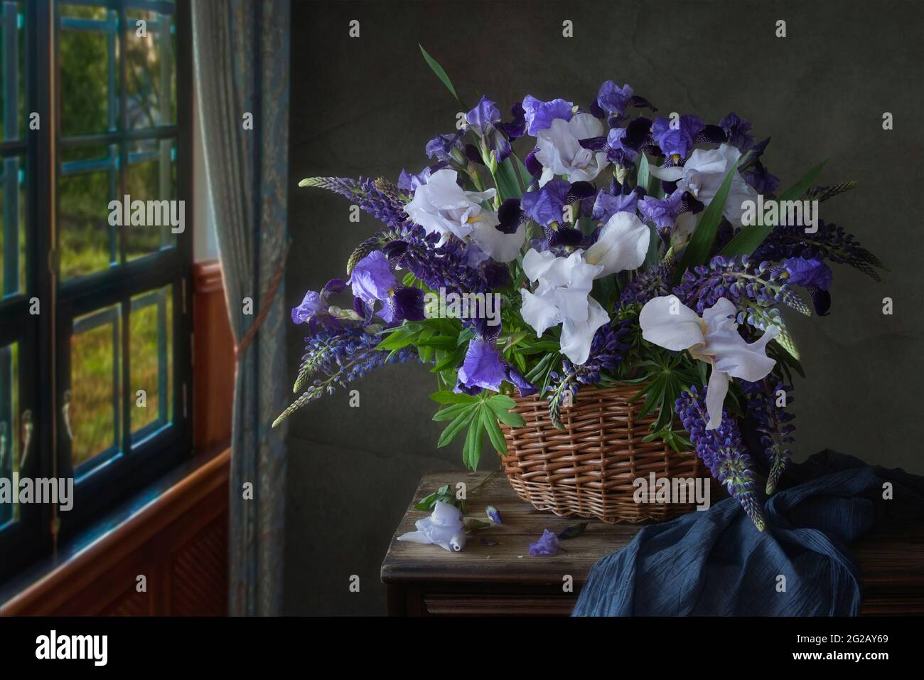Encore la vie avec le bouquet de fleurs d'iris Banque D'Images