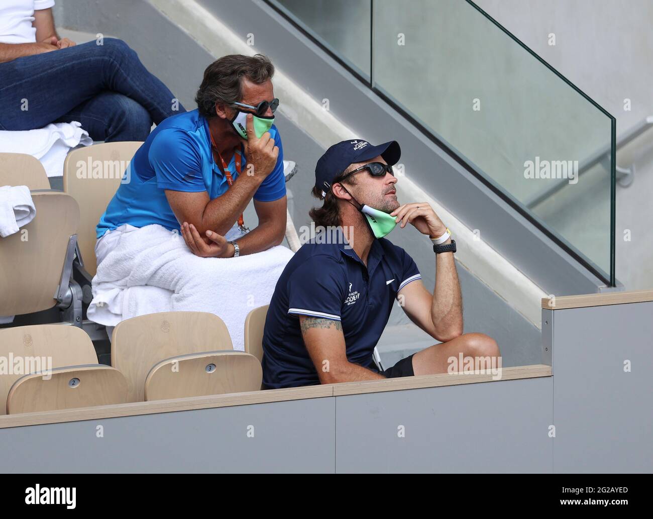 Carlos Moya et Francisco Roig (à gauche), entraîneurs de Rafael Nadal pendant le jour 11 de l'Open de France 2021, Grand Chelem tournoi de tennis le 9 juin 2021 au stade Roland-Garros à Paris, France - photo Jean Catuffe / DPPI Banque D'Images