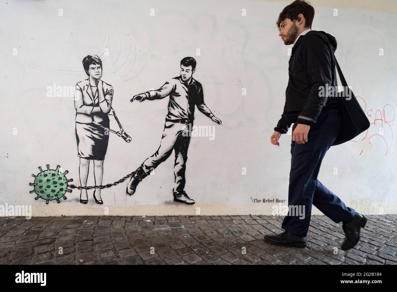 Édimbourg, Écosse, Royaume-Uni. 10 juin 2021. Une nouvelle fresque de l'artiste The Rebel Bear est apparue à Édimbourg avec la première ministre Nicola Sturgeon brandissant des coupe-boulons et debout à côté d'un homme enchaîné au coronavirus. Iain Masterton/Alay Live News Banque D'Images