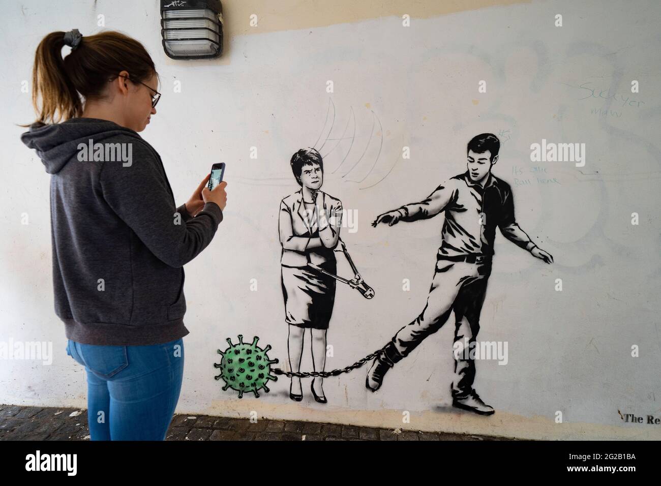 Édimbourg, Écosse, Royaume-Uni. 10 juin 2021. Une nouvelle fresque de l'artiste The Rebel Bear est apparue à Édimbourg avec la première ministre Nicola Sturgeon brandissant des coupe-boulons et debout à côté d'un homme enchaîné au coronavirus. Iain Masterton/Alay Live News Banque D'Images