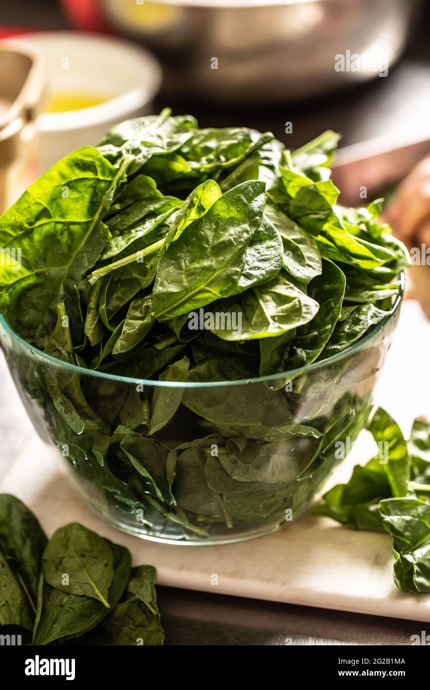Bol en verre rempli d'épinards verts sains et sains. Banque D'Images