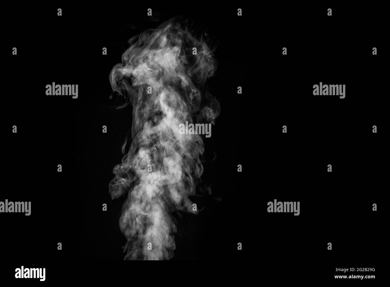 Vapeur ou fumée blanche et mystique parfaite isolée sur fond noir. Flou de fond abstrait ou smog, élément de conception, mise en page pour collages. Banque D'Images