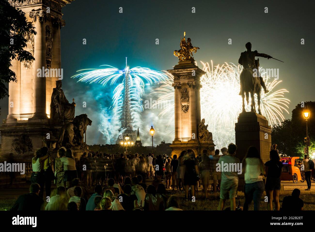FRANCE. PARIS (7ÈME ARRONDISSEMENT). FEUX D'ARTIFICE À LA TOUR EIFFEL (CRÉATION: GROUPE F), À L'OCCASION DE LA JOURNÉE NATIONALE ( DEPUIS LE PONT ALEXANDRE III ) Banque D'Images