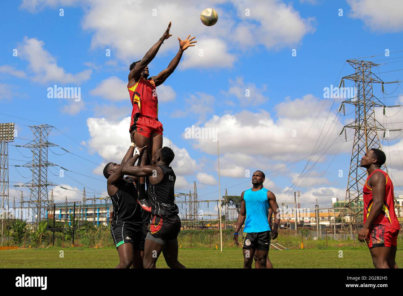 (210610) -- KAMPALA, le 10 juin 2021 (Xinhua) -- des joueurs de l'équipe ougandaise de Rugby Sevens assistent à une séance de formation sur les terrains de rugby de Kyadondo à Kampala, capitale de l'Ouganda, le 9 juin 2021. L'équipe nationale ougandaise de rugby sevens a repris son entraînement en préparation du tournoi de repechage olympique qui se tiendra du 19 au 20 juin à Monaco. (Photo de Hajarah Nalwadda/Xinhua) Banque D'Images