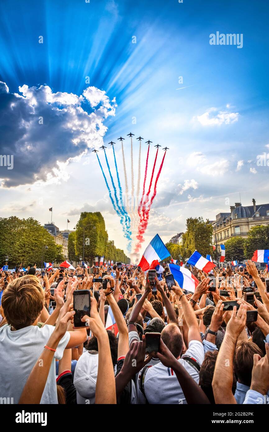 FRANCE. PARIS (75) 8ÈME ARRONDISSEMENT. LA PATROUILLE DE FRANCE ET LES SUPPORTERS DE L'ÉQUIPE FRANÇAISE DE FOOTBALL SUR L'AVENUE DES CHAMPS-ÉLYSÉES LE 16 JUILLET 2018 Banque D'Images