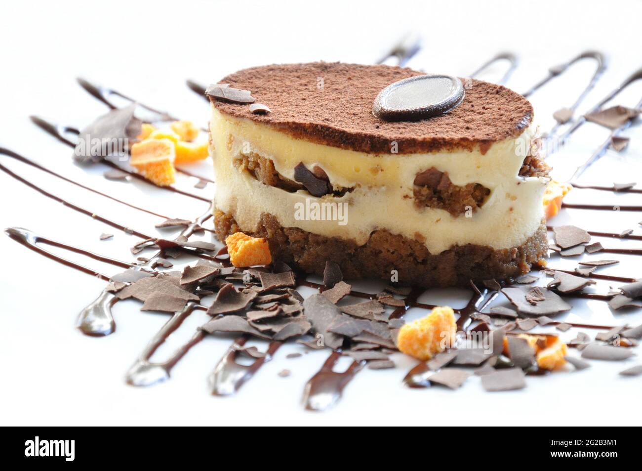 Gâteau au café et à la vanille décoré d'un peu de choclate sur une assiette blanche Banque D'Images