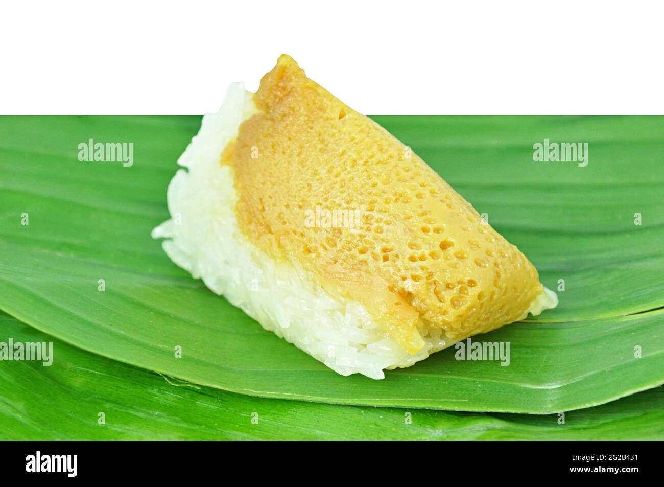 Dessert thaïlandais traditionnel - plateau de riz doux et collant avec crème aux œufs vapeur sur feuille de banane Banque D'Images