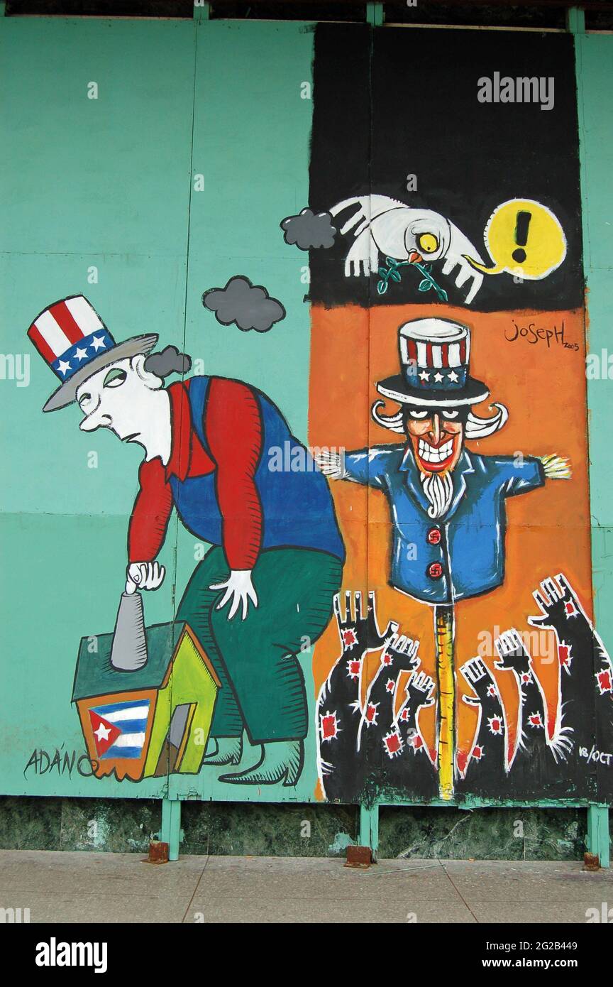 La Havane, Cuba - 19 novembre 2005 : fresque politique sur une palissade dans le quartier de Vedado à la Havane montrant un sentiment anti-américain. Banque D'Images