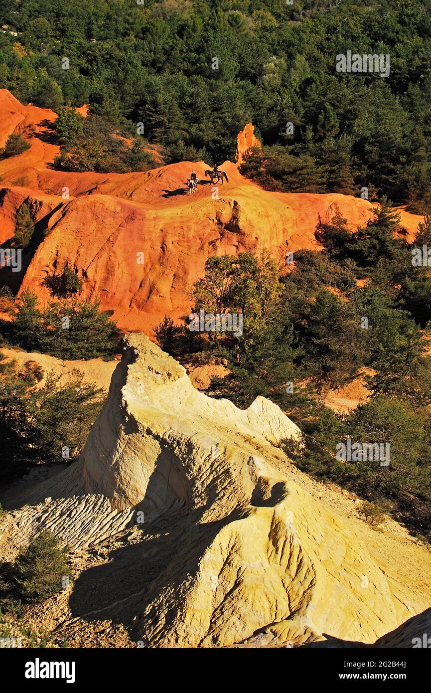 FRANCE, PROVENCE-ALPES-CÔTE D'AZUR. VAUCLUSE (84) RUSTEL, ÉQUITATION SUR LES COLLINES ÉTRANGES DE SABLE APPELÉES COLORADO PROVENCAL Banque D'Images