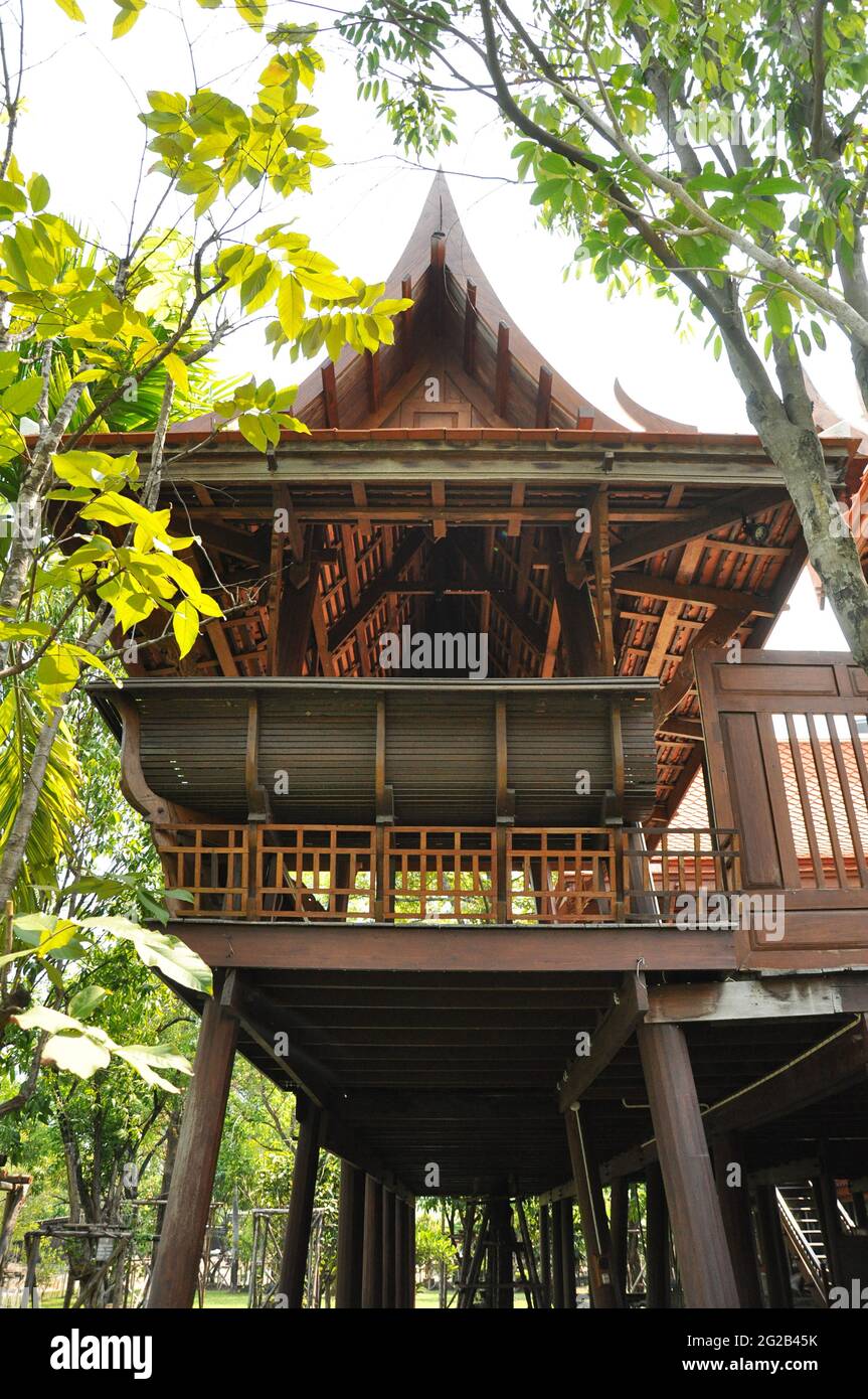 Maison de style thaïlandais traditionnel dans le parc Banque D'Images