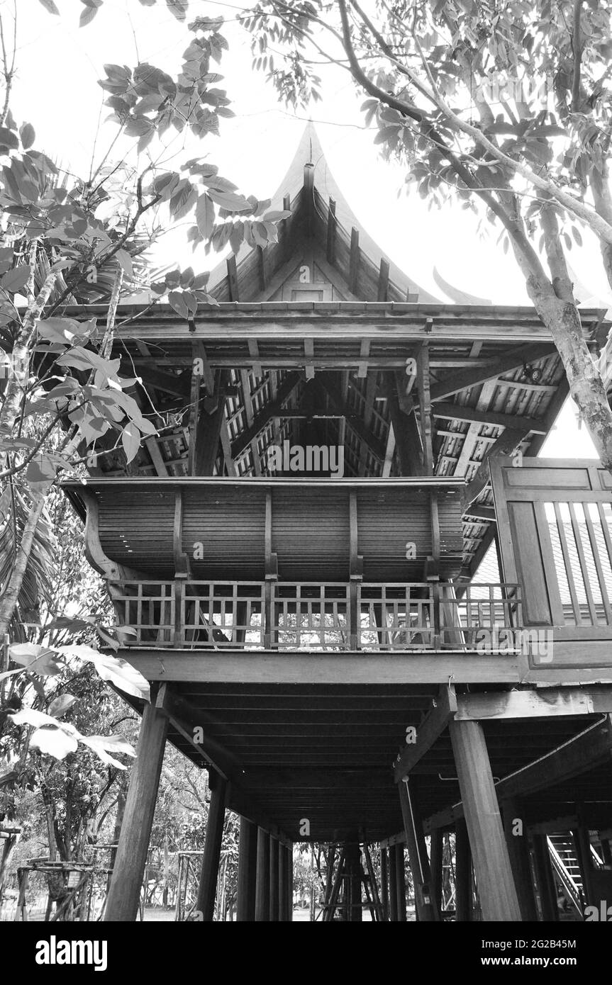 Maison de style thaïlandais traditionnel dans le parc Banque D'Images