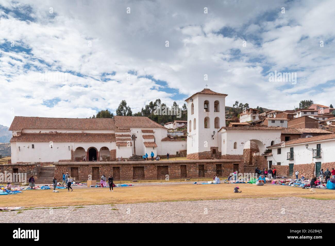 Des vendeurs vendent des souvenirs et de l'artisanat aux touristes sur la plaza dans le village historique de Chinchero, construit sur les ruines de l'Inca dans la vallée sacrée du Pérou Banque D'Images
