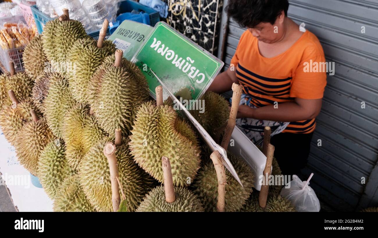 Durian fruit Sellers à Bangkok Thaïlande Roi des fruits thaïlandais Asie du Sud-est Durio zibethinus Banque D'Images