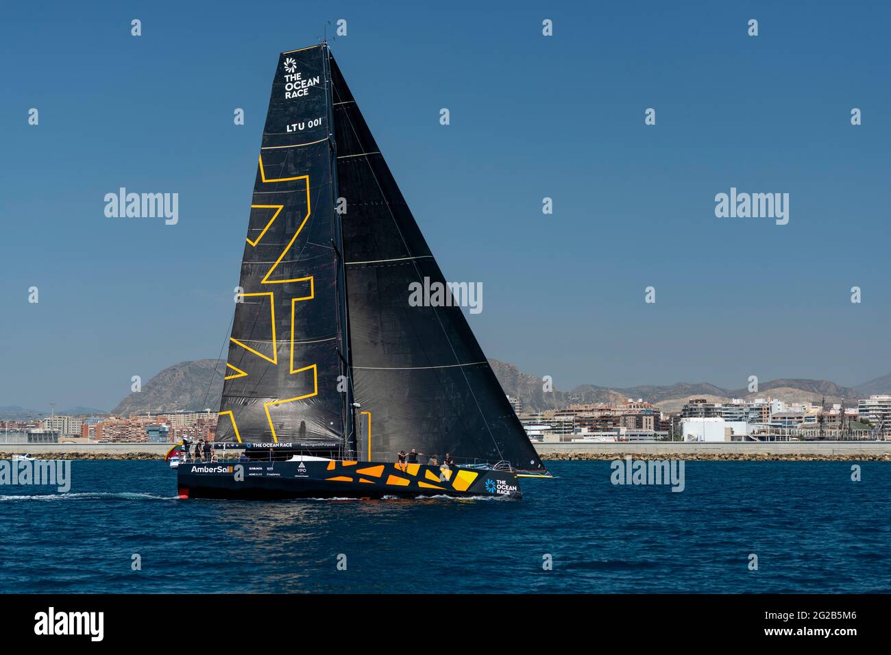 ALICANTE, ESPAGNE - 2021 JUIN : le navire de l'écurie Ambersail-2 arrive au port d'Alicante pendant la course Océan Europe commence le 29 mai 2021 à partir de Lorien Banque D'Images