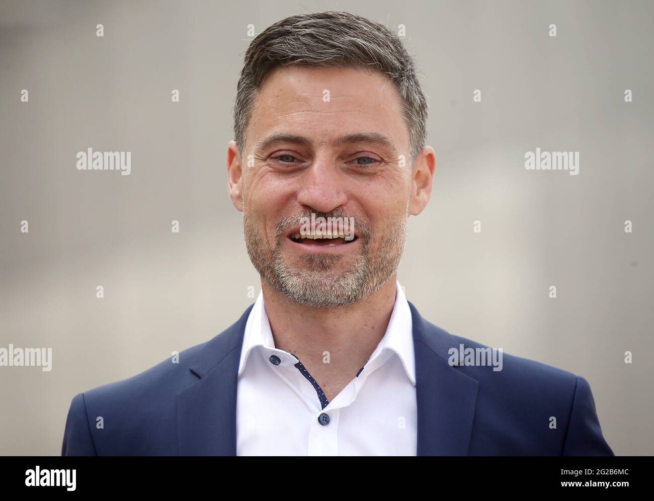 Berlin, Allemagne. 10 juin 2021. Meron Mendel, directeur du Centre d'éducation d'Anne Frank, se tient devant le Musée juif lors d'un rendez-vous pour un portrait. Credit: Wolfgang Kumm/dpa/Alay Live News Banque D'Images