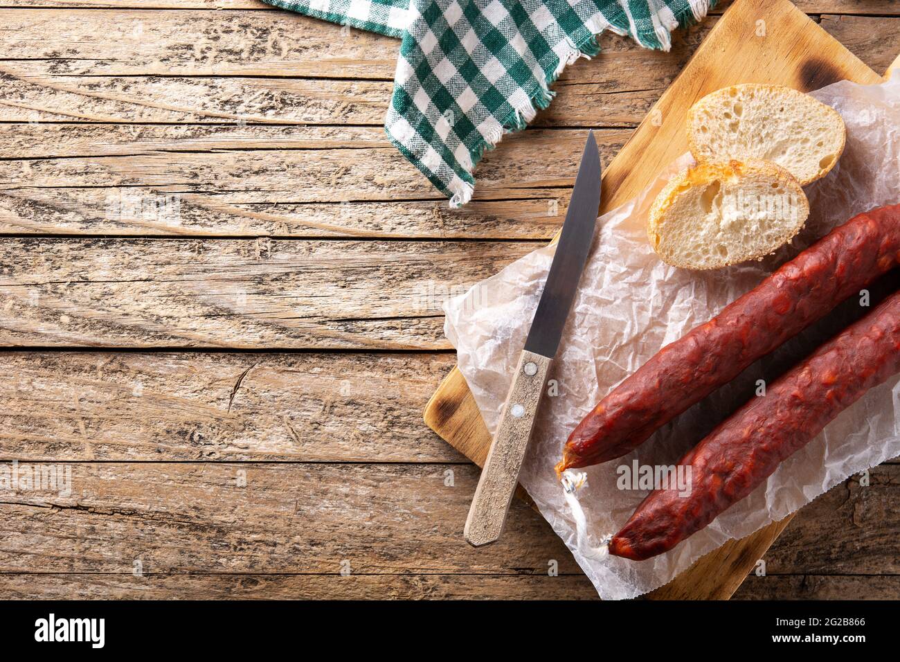 Saucisse chorizo espagnole sur une table rustique en bois Banque D'Images