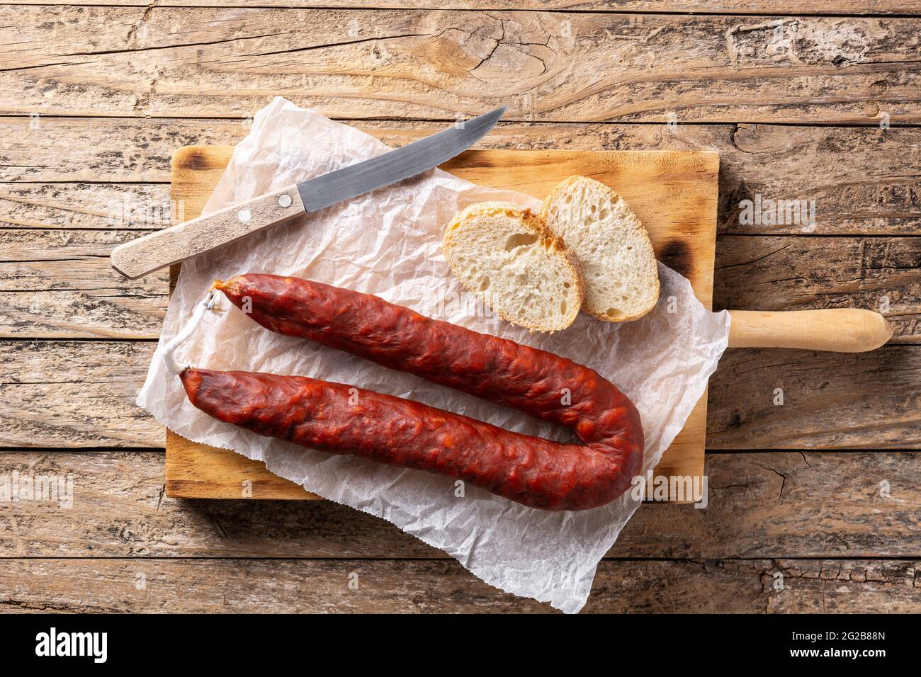 Saucisse chorizo espagnole sur une table rustique en bois Banque D'Images