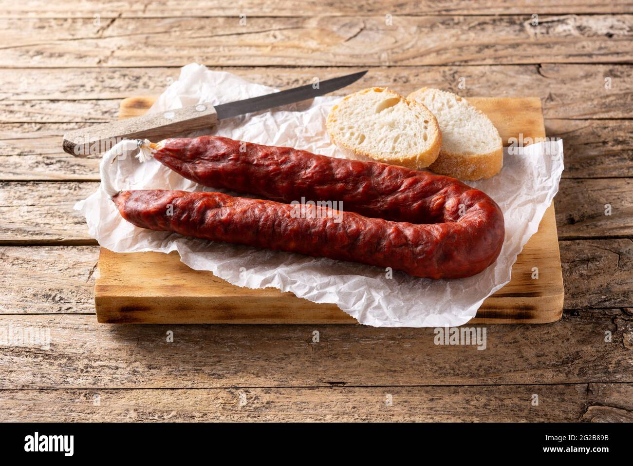 Saucisse chorizo espagnole sur une table rustique en bois Banque D'Images