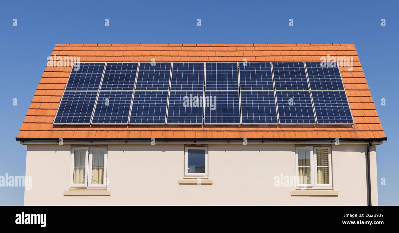 Panneaux solaires sur le toit un nouveau bâtiment maison. ROYAUME-UNI Banque D'Images