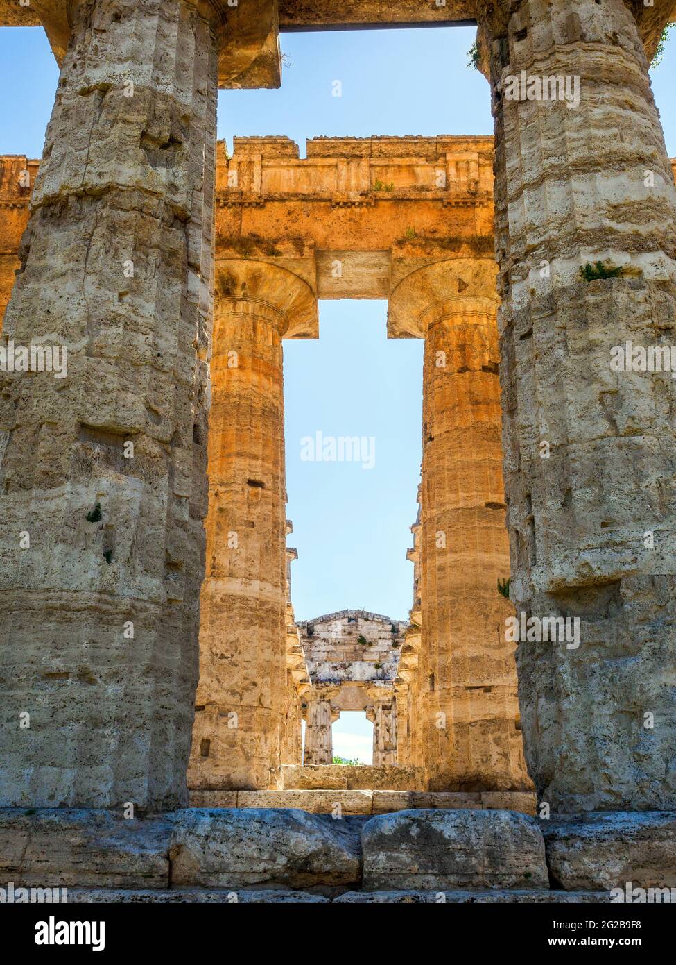 Le temple grec de style dorique de Neptune - zone archéologique de ​​Paestum - Salerne, Italie Banque D'Images