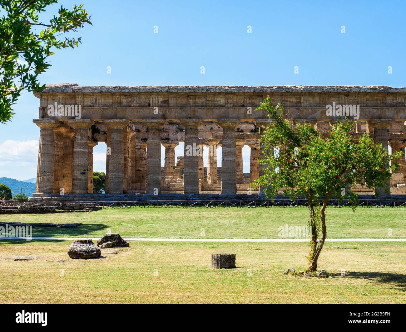 Le temple grec de style dorique de Neptune - zone archéologique de ​​Paestum - Salerne, Italie Banque D'Images