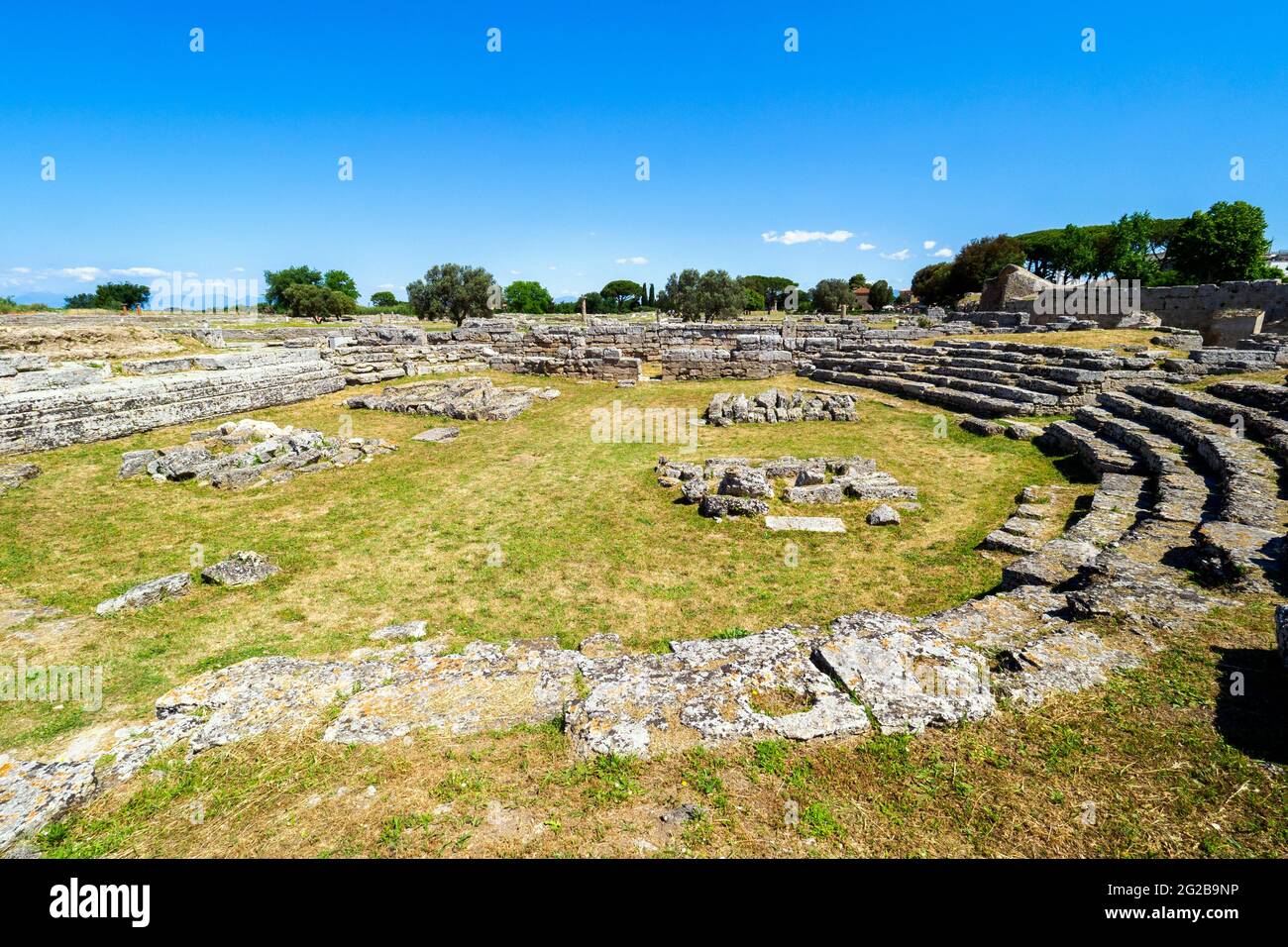 Comitium où les assemblées des tribunaux romains se sont réunies pour élire les magistrats locaux et où ont eu lieu les assemblées populaires - zone archéologique de ​​Paestum - Salerno, Italie Banque D'Images