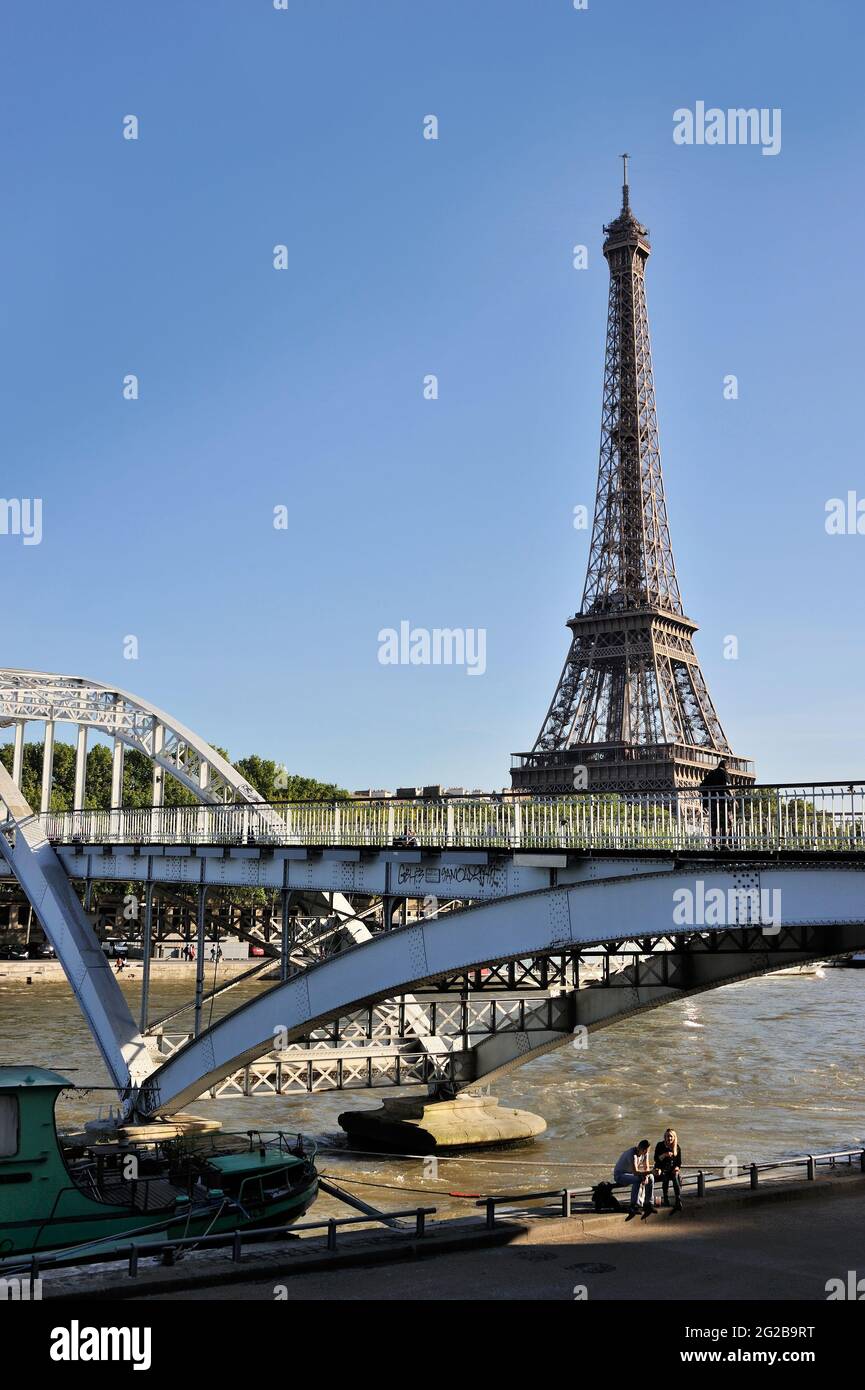 FRANCE, PARIS (75) 7 ET 16ÈME ARRONDISSEMENT, PASSERELLE DEBILLY ET TOUR EIFFEL Banque D'Images