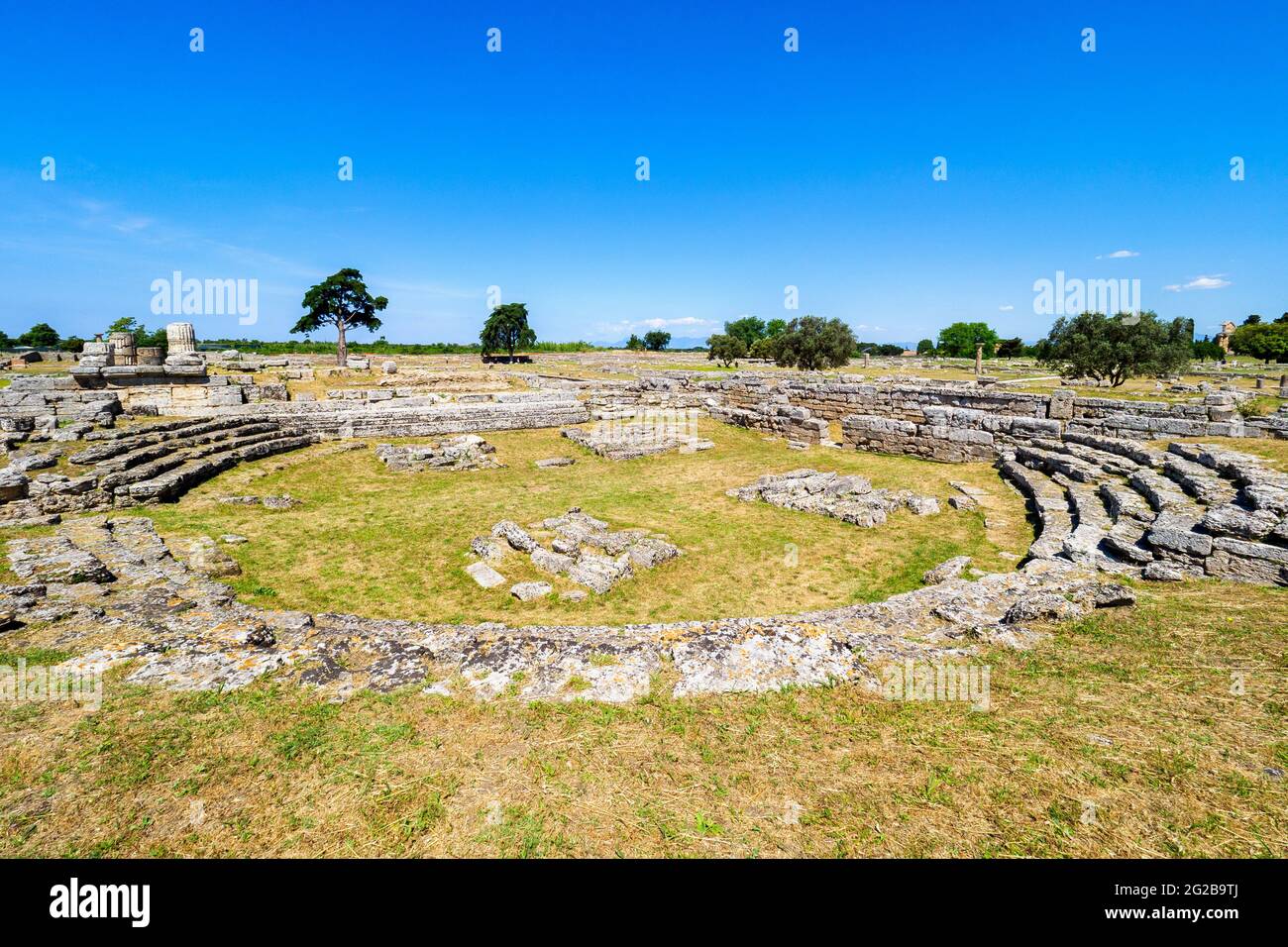 Comitium où les assemblées des tribunaux romains se sont réunies pour élire les magistrats locaux et où ont eu lieu les assemblées populaires - zone archéologique de ​​Paestum - Salerno, Italie Banque D'Images