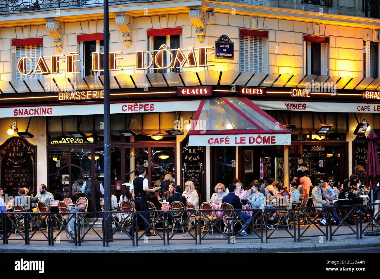 FRANCE, PARIS (75) 7ÈME ARRONDISSEMENT, BAR ET RESTAURANT CAFÉ LE DOME, TERRASSE Banque D'Images