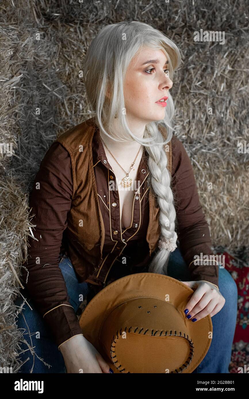 portrait d'une belle cowgirl blonde dans le hayloft Photo Stock - Alamy