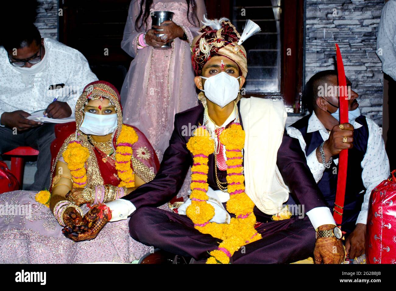 Indore,M.P.,Inde Mai 2021. Mariée indienne et marié en masque avec des membres de la famille allant compléter le mariage hindou rituels.mariage hindou en covid-19 Banque D'Images