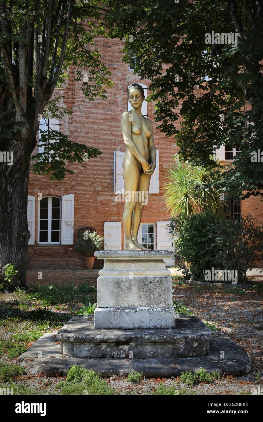Peinture du corps: Femme nue peinte en or donnant l'illusion d'une statue Banque D'Images