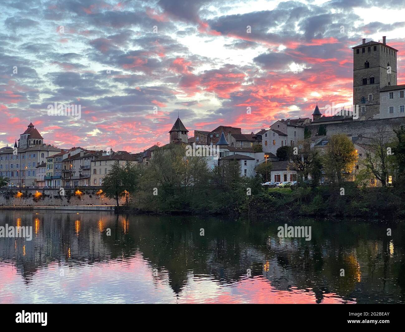 Cahors (sud de la France) : la vieille ville sur les rives du Lot dans la soirée au coucher du soleil Banque D'Images