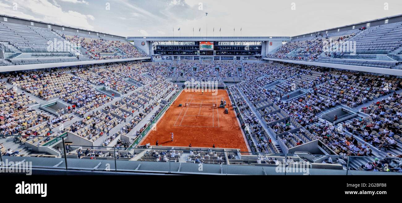 Vue générale du court central de Philippe Chatrier lors du tournoi de tennis  Roland-Garros 2021,