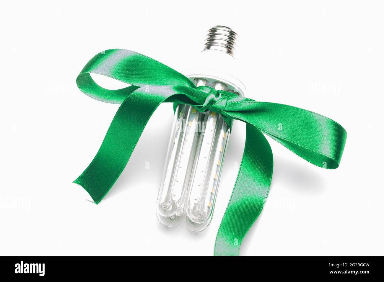 Ampoule écologique avec ruban vert en cadeau, pour économiser de l'énergie  et de l'argent. Ampoule LED, économie d'énergie. Un bon cadeau est l'énergie  verte et écologique Photo Stock - Alamy