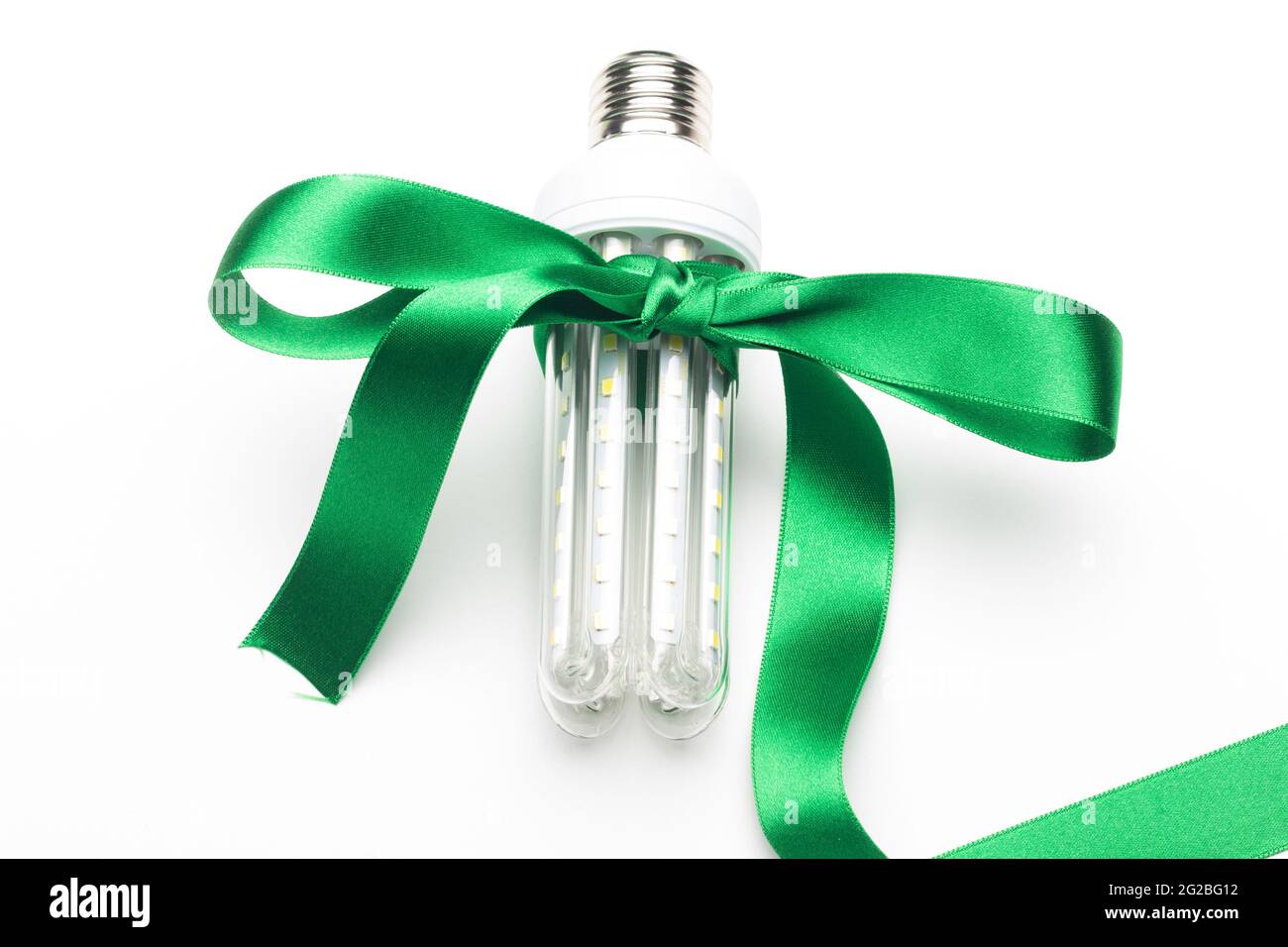 Ampoule écologique avec ruban vert en cadeau, pour économiser de l'énergie  et de l'argent. Ampoule LED, économie d'énergie. Un bon cadeau est  l'énergie verte et écologique Photo Stock - Alamy