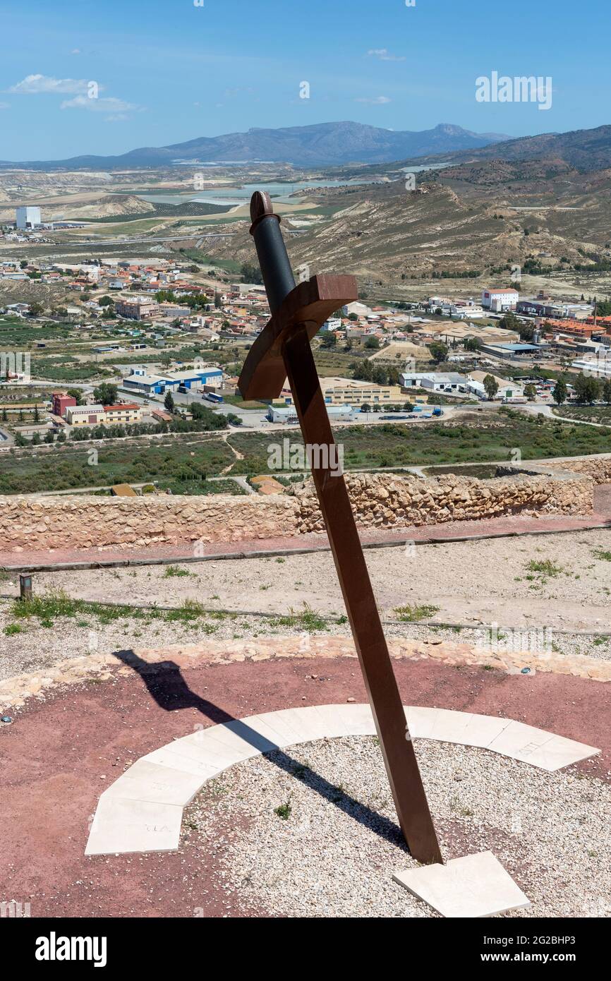 Épée géante de fer coincée dans le sol pour donner le temps avec l'ombre (cadran solaire) situé dans le château médiéval de Lorca, Murcia, Espagne. Et avec un ventilateur Banque D'Images