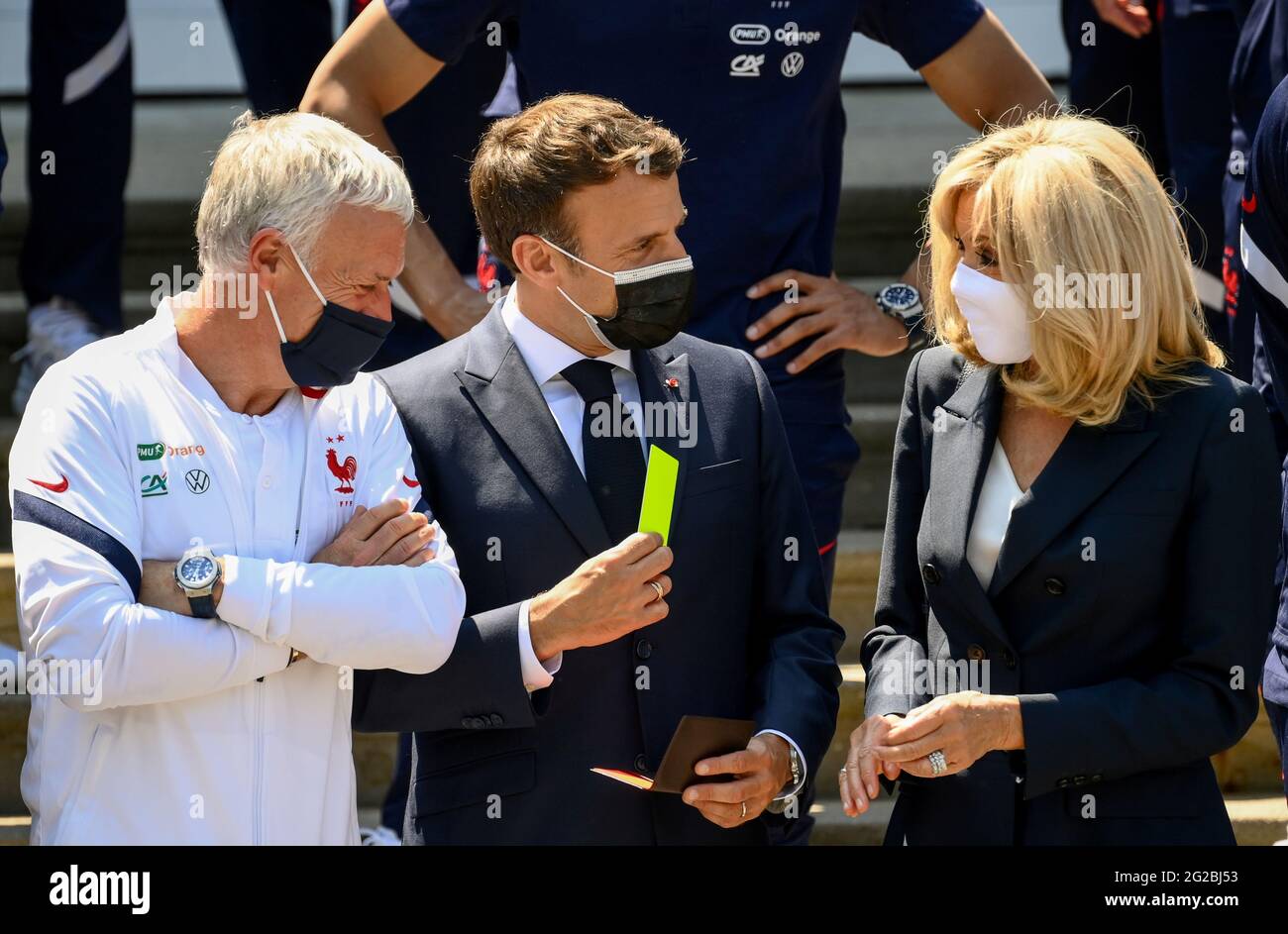 Le President Francais Emmanuel Macron Detient Une Carte Jaune A Cote De Son Epouse Brigitte Macron Et De L Entraineur Francais Didier Deschamps Avant Un Dejeuner Avec Des Joueurs Francais A Clairefontaine En Yvelines France Le President Francais Emmanuel Macron Detient Une Carte Jaune A Cote De Son Epouse Brigitte Macron Et De L Entraineur Francais Didier Deschamps Avant Un Dejeuner Avec Des Joueurs Francais A Clairefontaine En Yvelines France