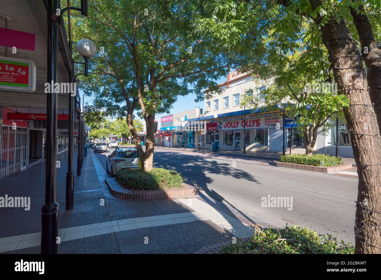 La partie commerciale de Junction Street à Nowra sur la côte sud de la Nouvelle-Galles du Sud de l'Australie, vide de personnes un dimanche après-midi Banque D'Images