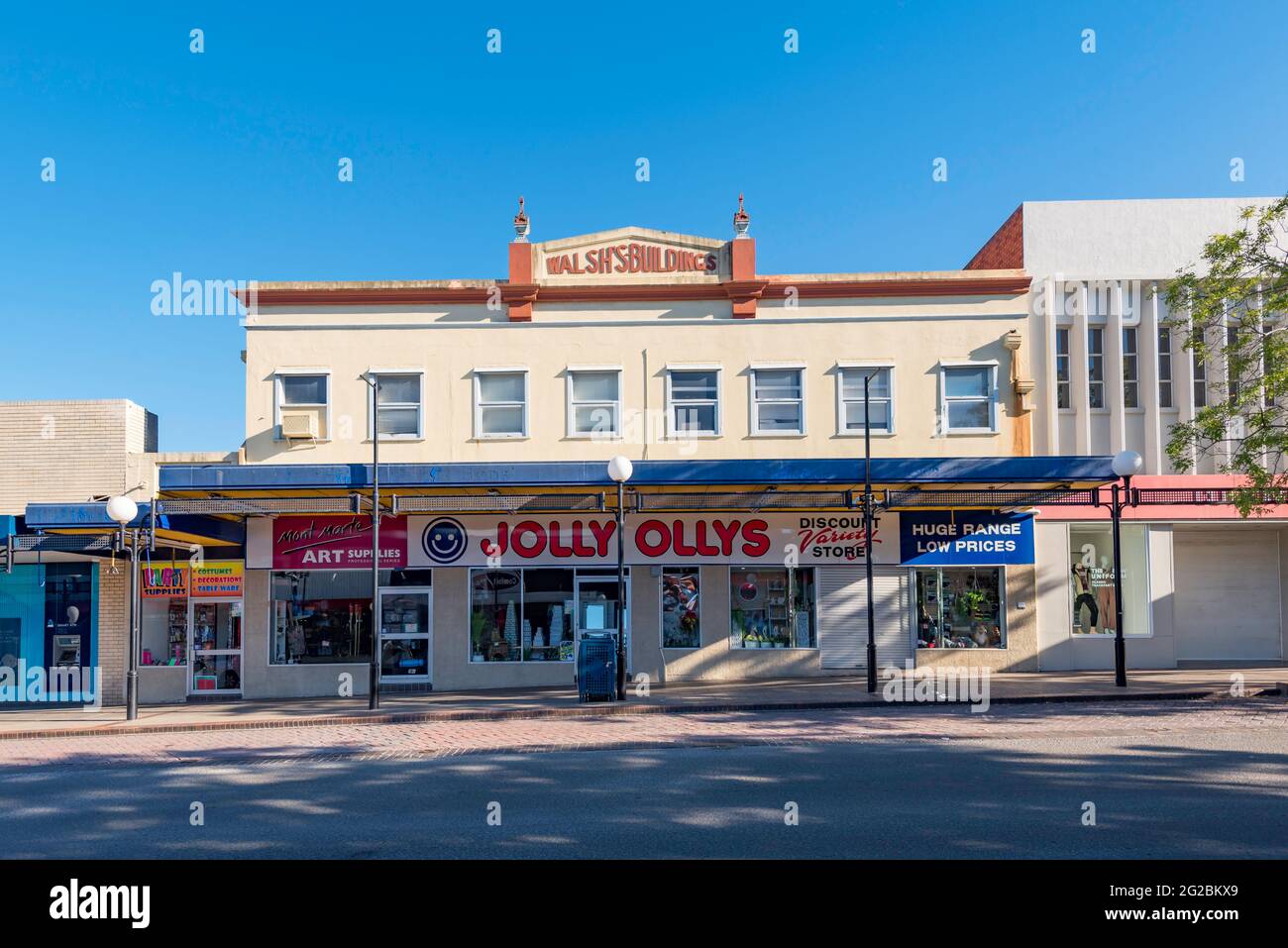 Un bâtiment de détail victorien à deux étages datant des années 1890. Le rez-de-chaussée a été modifié et modernisé, mais le parapet de niveau supérieur reste intact Banque D'Images