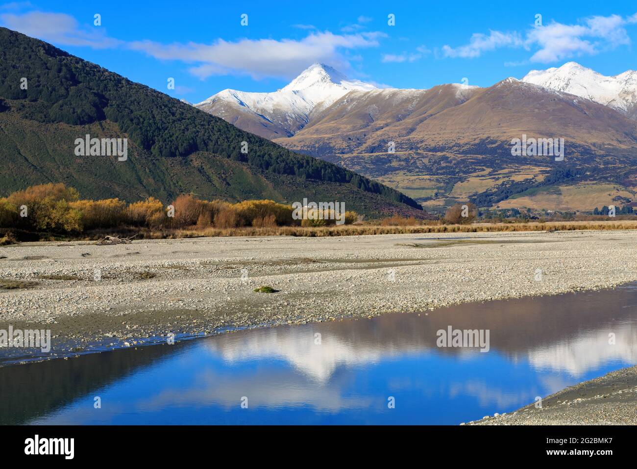 Paysage dans l'île du Sud de la Nouvelle-Zélande. Temple Peak, l'une des montagnes des Alpes du Sud, se reflète dans la rivière Dart Banque D'Images