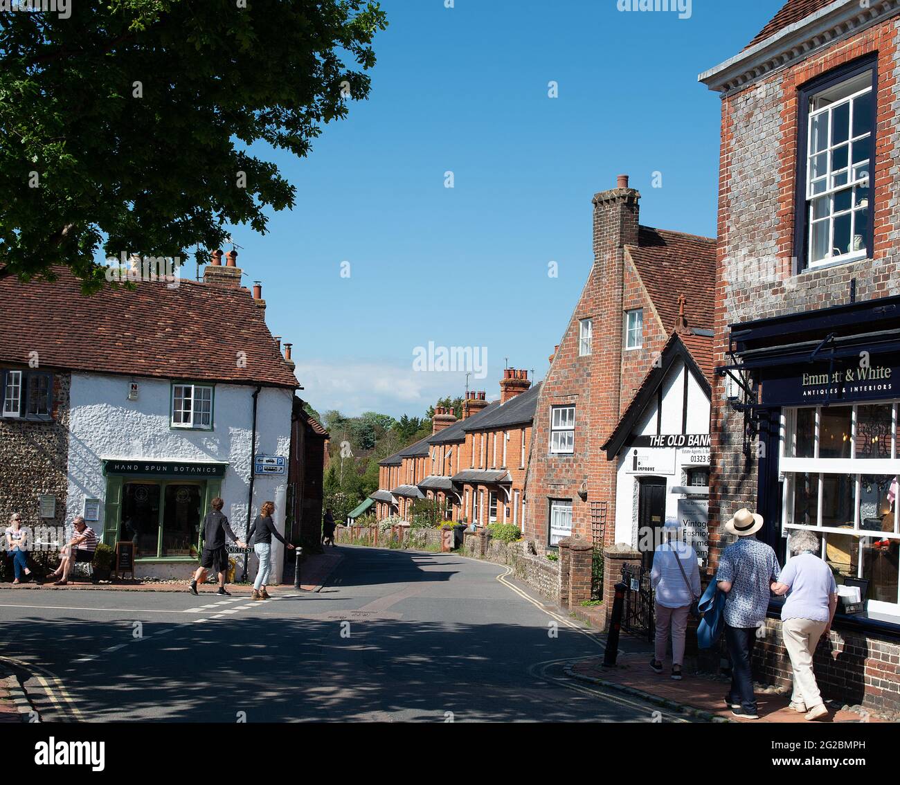 Alfriston, East Sussex, Royaume-Uni. 5 juin 2021. Vue sur la place du marché d'Afriston, entourée de vieux bâtiments d'époque, sur un ciel bleu clair. Banque D'Images