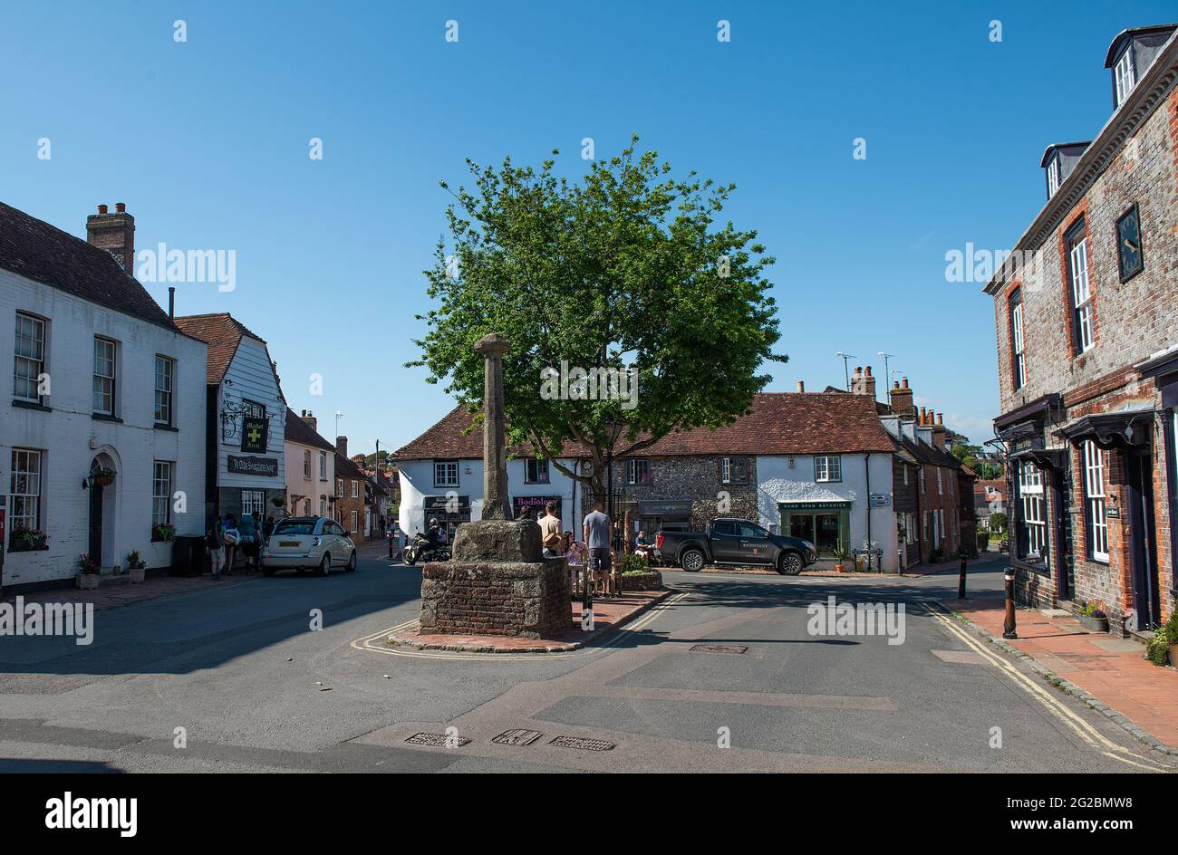 Alfriston, East Sussex, Royaume-Uni. 5 juin 2021. Vue sur la place du marché d'Afriston, entourée de vieux bâtiments d'époque, sur un ciel bleu clair. Banque D'Images