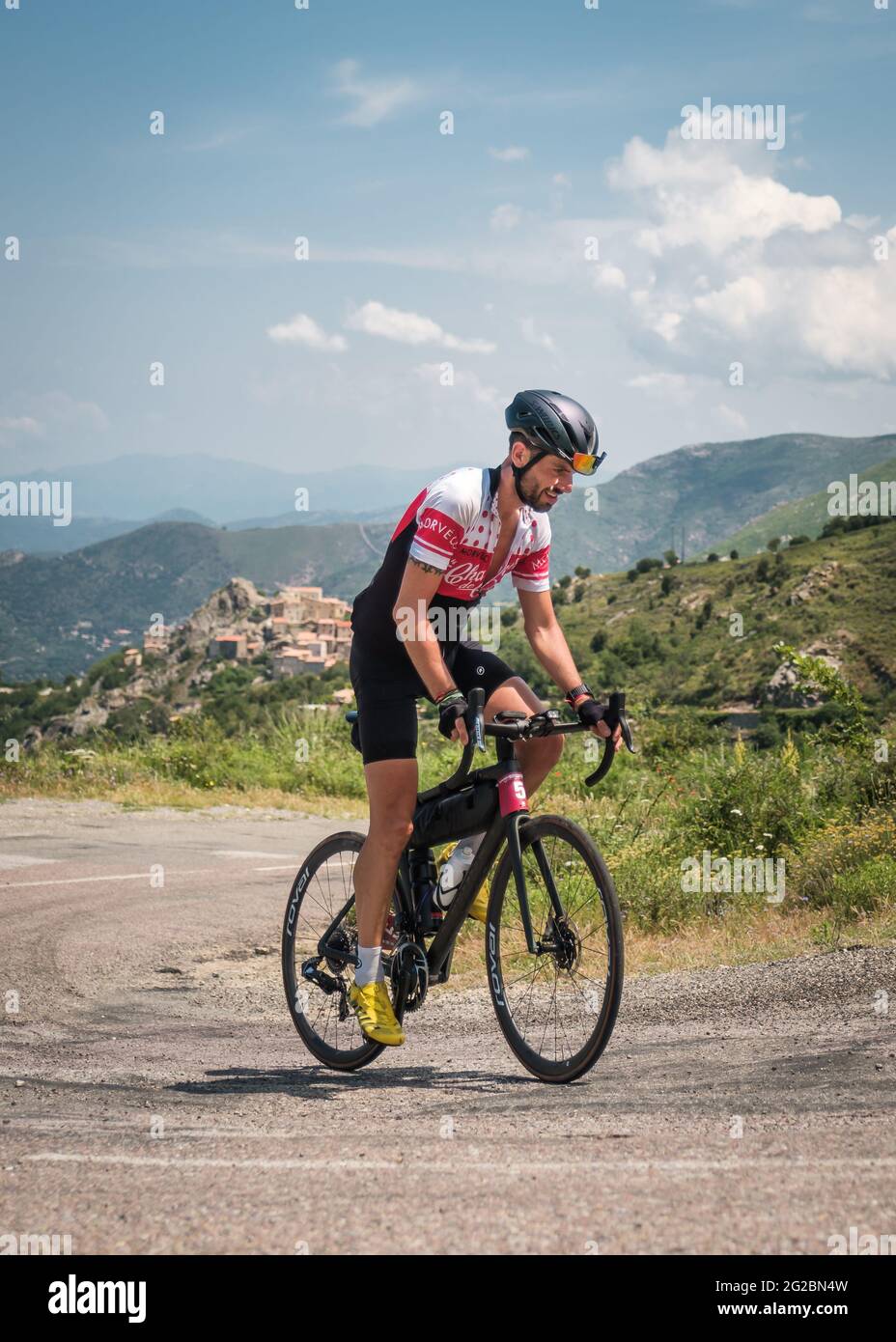 Speloncato, Corse, France - 9 juin 2021: Adrien Foix en compétition dans la  course de BikingMan Corse 2021 après 780 km au village de Speloncato. Vélo  Photo Stock - Alamy